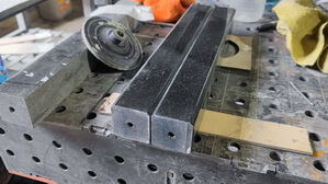 Наносим технические фаски и отверстия для армирования на ножки лампады